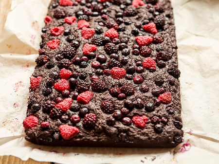 Брауни сладкиш със замразени къпини, боровинки и малини, какао и натурален шоколад - снимка на рецептата